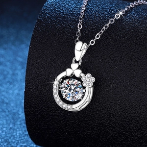 Élégant collier en argent S925 avec pendentif fleur serti d'une moissanite de 1 carat