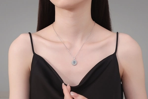 Gros plan du collier en argent massif S925 avec pendentif halo en moissanite de 1ct