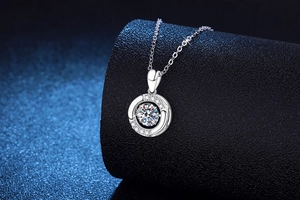 Détail du collier en argent S925 avec un pendentif rond en moissanite étincelante