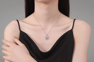 Détail du collier en argent S925 avec pendentif couronne de cœur en moissanite dansant