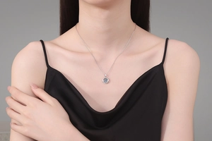 Détail du collier en argent S925 avec pendentif cœur en moissanite bleue porté au cou