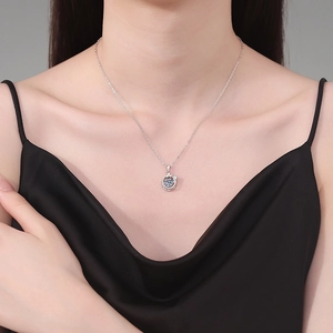 Collier fleur en argent 925 avec pendentif moissanite de 1 carat sur un mannequin
