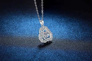 Macro shot of 1 carat moissanite pendant with dancing stone in S925 sterling silver