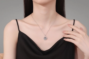 Elegante S925 Sterling Silber Kette mit 1 Karat Moissanit Anhänger an einem Model