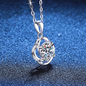 Collier en argent sterling S925 avec pendentif moissanite 1ct sur fond bleu foncé