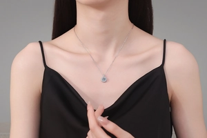 Gros plan d'un collier en argent S925 avec pendentif moissanite sur un modèle en soie noire