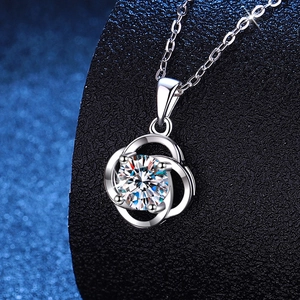 Collier en argent S925 avec pendentif moissanite 1 carat sur un support noir chic