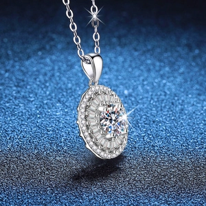 Collier en argent S925 avec pendentif moissanite 1ct étincelant sur fond bleu foncé