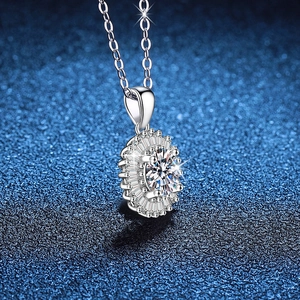 Collier luxueux en argent 925 avec pendentif halo en moissanite de 1 carat