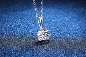 Nahaufnahme des S925 Sterling Silber Engelskuß Anhängers mit 1ct Moissanit Detail