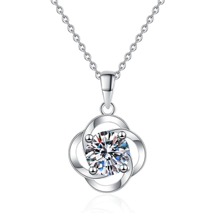 Collier trèfle tournant en argent sterling S925 avec moissanite 1 carat sur fond blanc