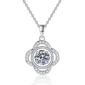 Elegant S925 sterling silver four-leaf clover pendant necklace with sparkling moissanite