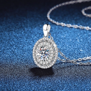 Collier luxueux en argent sterling S925 avec pendentif halo en moissanite brillant