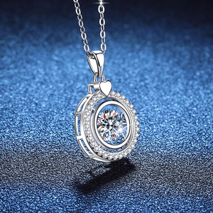 S925 Sterling Silber Halskette mit tanzendem 1 Karat Moissanit Anhänger auf blauem Grund