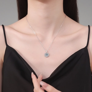 Collier en argent S925 avec pendentif moissanite de 1 carat porté sur robe noire