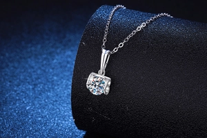 Nahaufnahme des 1 Karat Moissanit Angel Kiss Anhängers an einer S925 Silberkette