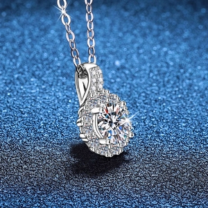 Collier halo en argent sterling S925 avec pendentif moissanite 1ct sur fond bleu