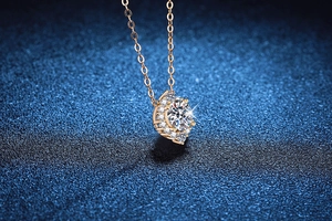 Makroaufnahme einer 925 Silberkette mit 1 Karat Moissanit Anhänger und Diamant-Halo
