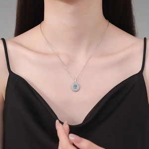 Élégant collier en argent sterling S925 avec un pendentif halo en moissanite ronde