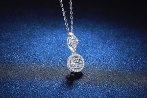 Λήψη macro μενταγιόν moissanite 1 καρατίου με αλυσίδα από ασήμι 925 σε μπλε φόντο