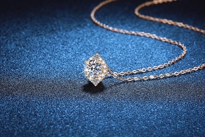 Makroaufnahme von 1 Karat Moissanit Halo Anhänger Halskette mit eleganter Goldkette