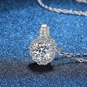 Élégant collier en argent s925 avec pendentif halo en moissanite 1 carat sur fond bleu