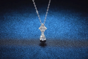 Détail macro du collier en argent 925 avec grappe de moissanite et pendentif goutte