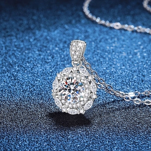 Luxurious S925 sterling silver starry sky pendant necklace with 1ct Moissanite center