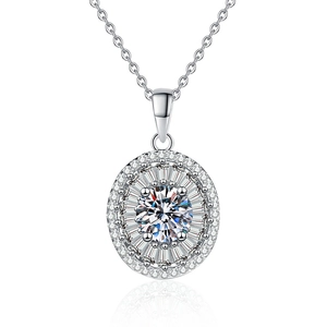 Collier étincelant en argent S925 avec moissanite et grand pendentif ovale à halo