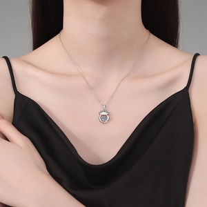 Élégant collier cœur couronne en argent S925 avec pendentif moissanite dansante 1 carat