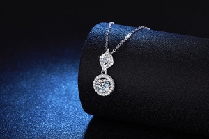 Λεπτομέρεια μενταγιόν halo moissanite 1 καρατίου με σχέδιο φλόγας pavé σε ασημένια αλυσίδα