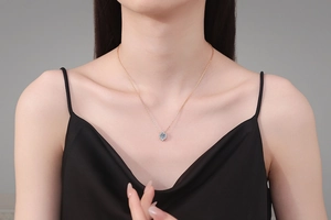 Nahaufnahme der S925 Sterling Silber Halskette mit funkelndem 1ct Moissanit Anhänger
