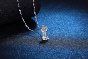 Vue macro détaillée du pendentif en argent 925 avec moissanite et pierres scintillantes