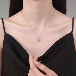 Collier élégant en argent sterling S925 avec pendentif moissanite ronde de 1 carat halo