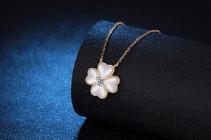 Détail du collier trèfle à quatre feuilles en argent S925 avec nacre blanche et moissanite