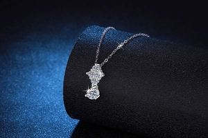 Gros plan détaillé du pendentif en moissanite en argent 925 sur un support texturé noir