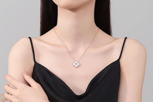 Vue détaillée du collier trèfle en argent s925 avec nacre blanche porté par un mannequin