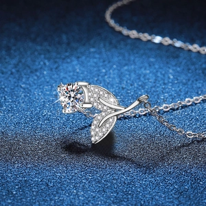 925 silver 1ct moissanite necklace with a leaf-shaped rose pendant in silver finish