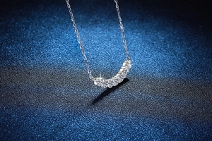 Close-up of the arc smile pendant featuring seven rows of 1.4ct D-color Moissanite stones