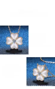 Détail macro du collier trèfle en or rose avec pierre de moissanite et nacre blanche