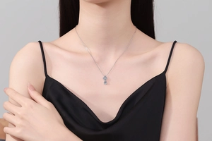 Détail du collier en argent 925 avec moissanite et pendentif double diamant sur mannequin