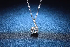 Macro shot of S925 sterling silver musical note pendant with 1ct moissanite gemstone
