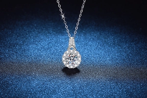Macro di un ciondolo halo in argento 925 con moissanite da 1ct e montatura lucida