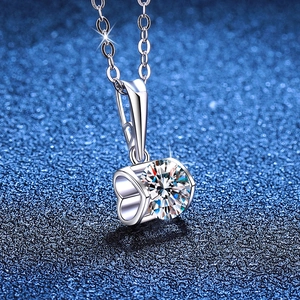 Moissanit Angel Kiss Herzanhänger aus S925 Sterlingsilber mit rundem Stein für Damen