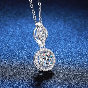Εξαιρετικό μενταγιόν halo με μωασσανίτη 1 καρατίου από ασήμι 925 σε σκούρο μπλε φόντο
