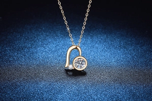 Détail macro du pendentif cœur en argent S925 avec pierres de moissanite brillantes