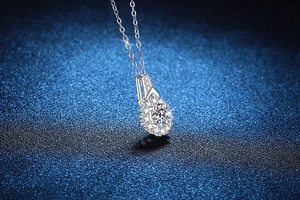 Dettaglio macro della collana con ciondolo halo in argento 925 e pietra moissanite lucida