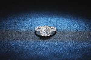 Makro-Detail des S925 Sterling Silber Halo Rings mit einem runden Brillant-Moissanit
