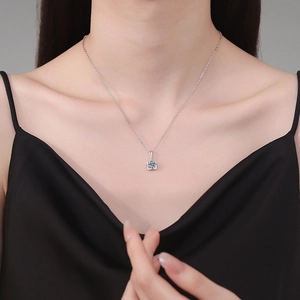 Klassische S925 Silberkette mit einem 1 Karat Moissanit Anhänger im Prinzessschliff am Model