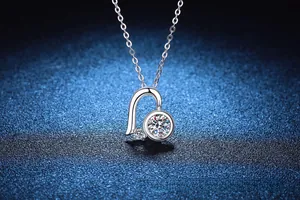 Gros plan du pendentif en argent S925 avec une moissanite brillante de taille ronde